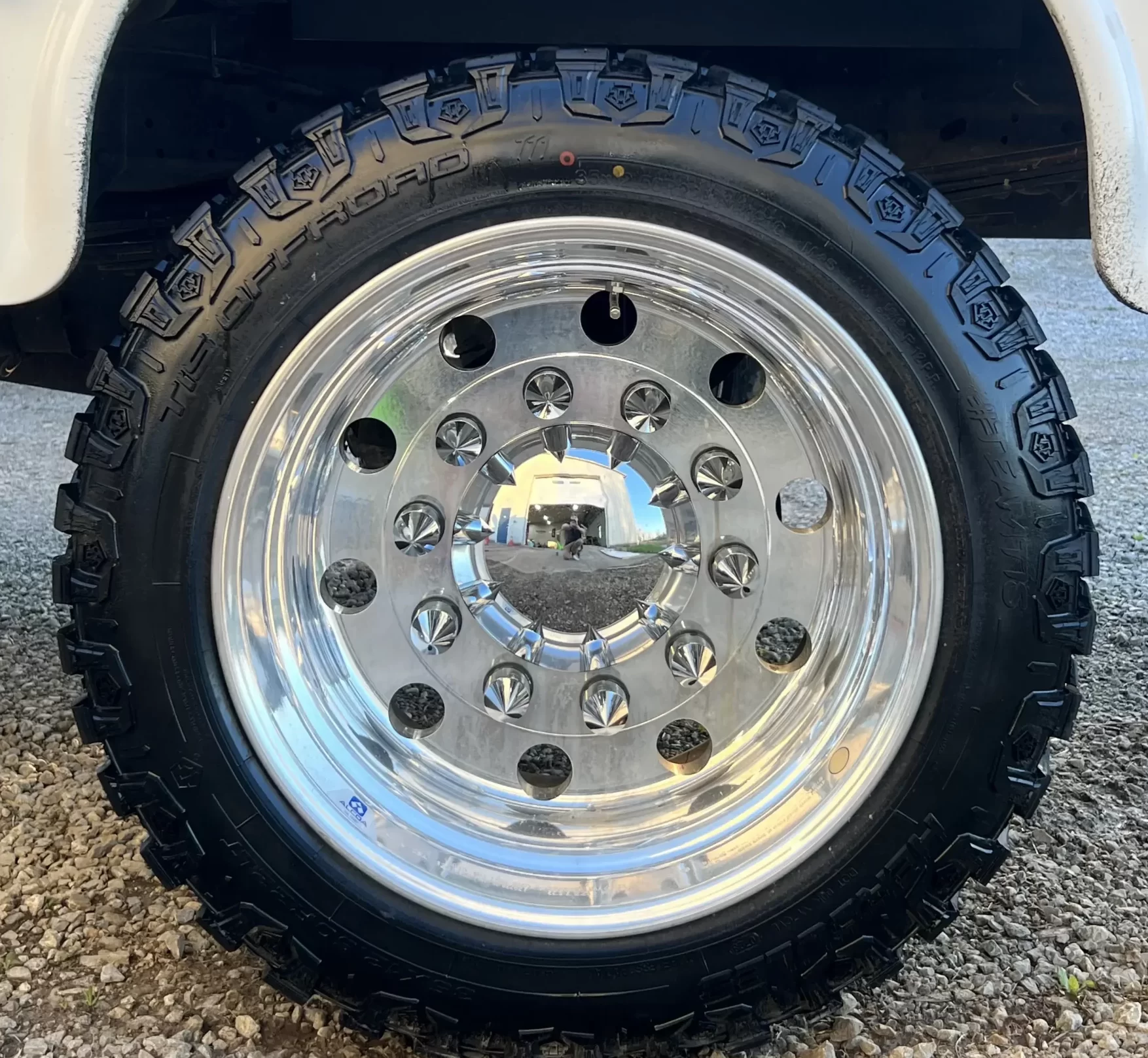 Mobile wheel and tire cleaning service